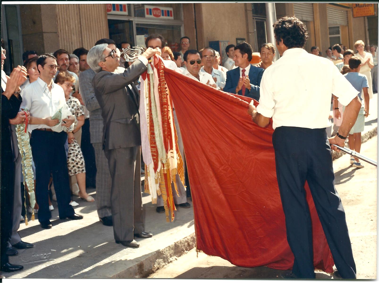 1986 Angel Asuncion posa una insignia a un lestandard durant XVIII Assemblea General Primitiva Setabense