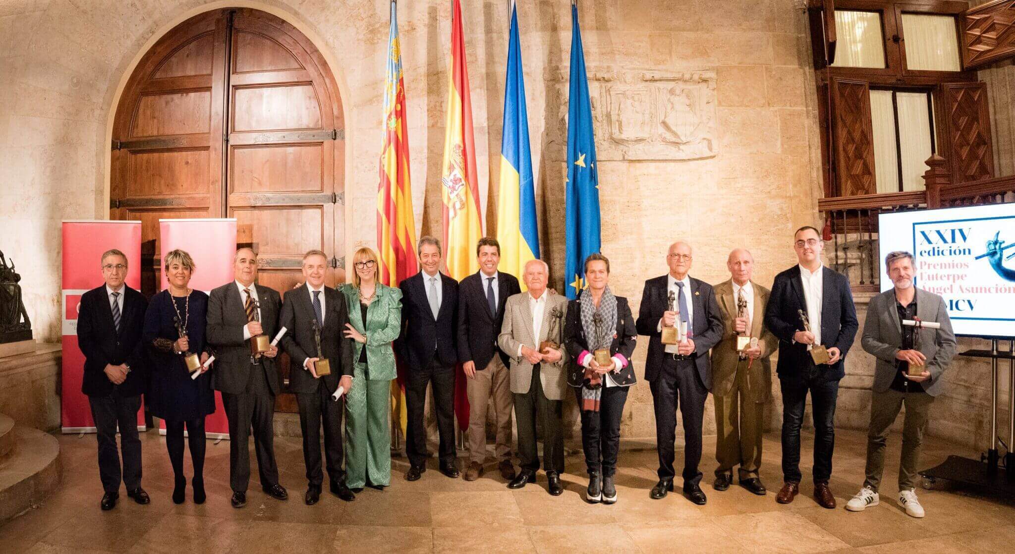 Foto 1 Los Premios Euterpe Angel Asuncion reciben el galardon de manos del President Carlos Mazon en el Palau de la Generalitat scaled 1
