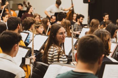 Foto 1 FSMCV CaixaBank la FSMCV y el IVC convocan las becas del curso 2025 2026 para el alumnado de escuelas de musica con